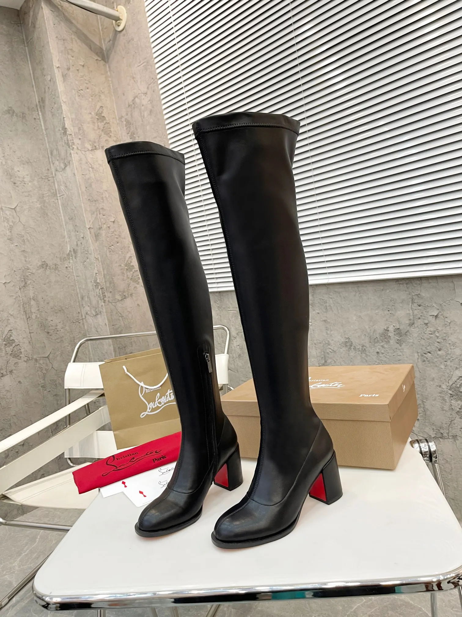 Factory direct sales p640🐘🐘Women's Shoes Women's Clothing Christian Louboutin (CL) launches new thick-heeled stretch ankle boots, which are classic and refined, with smooth and slender lines. Fitted with 70mm square heel. The tube height is 22 inches.  ✅Fabric: stretch velvet leather ✅Lining: sheepskin ✅Outsole/heel height: rubber Heel height 7cm ✅Color: black stretch velvet black stretch leather khaki stretch suede ✅Code number: 34-41 (34,41 customized) ✅Packaging: original board packaging